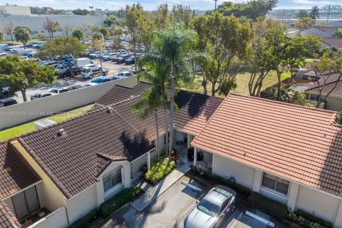 Townhouse in Hialeah, Florida 3 bedrooms, 103.59 sq.m. № 2090911 - photo 8