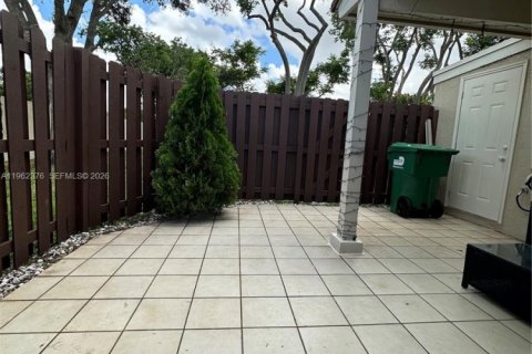 Townhouse in Hialeah, Florida 3 bedrooms, 103.59 sq.m. № 2090911 - photo 7