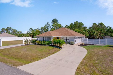 House in North Port, Florida 3 bedrooms, 258.64 sq.m. № 1749675 - photo 1