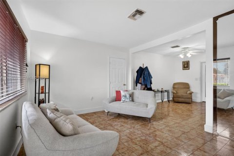 Купить виллу или дом в Хайалиа, Флорида 5 спален, 211.82м2, № 2060931 - фото 2