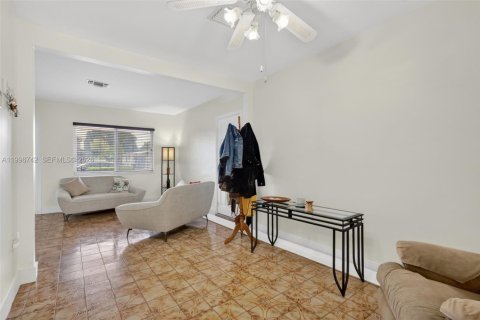 Купить виллу или дом в Хайалиа, Флорида 5 спален, 211.82м2, № 2060931 - фото 7