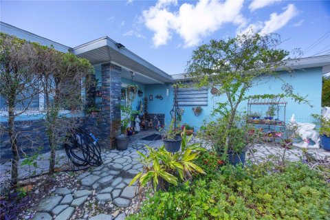 House in Cape Coral, Florida 4 bedrooms, 130.43 sq.m. № 2008500 - photo 4