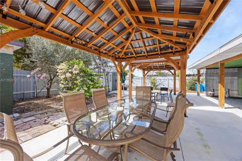 House in Cape Coral, Florida 4 bedrooms, 130.43 sq.m. № 2008500 - photo 28