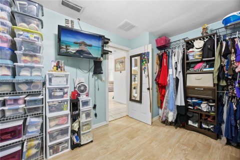 House in Cape Coral, Florida 4 bedrooms, 130.43 sq.m. № 2008500 - photo 9