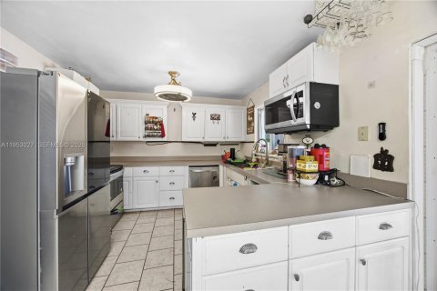 House in Cape Coral, Florida 4 bedrooms, 130.43 sq.m. № 2008500 - photo 22