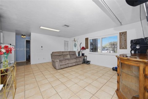 House in Cape Coral, Florida 4 bedrooms, 130.43 sq.m. № 2008500 - photo 11