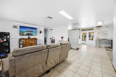 House in Cape Coral, Florida 4 bedrooms, 130.43 sq.m. № 2008500 - photo 20