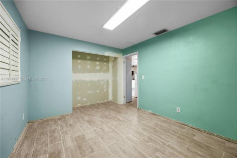 House in Cape Coral, Florida 4 bedrooms, 130.43 sq.m. № 2008500 - photo 15