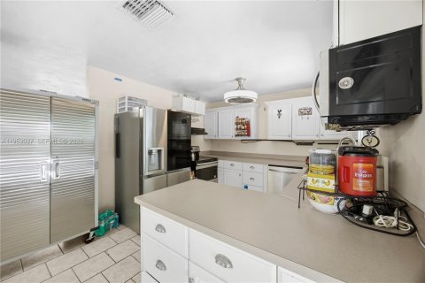 House in Cape Coral, Florida 4 bedrooms, 130.43 sq.m. № 2008500 - photo 23