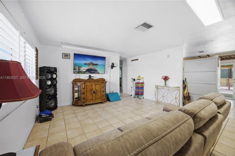 House in Cape Coral, Florida 4 bedrooms, 130.43 sq.m. № 2008500 - photo 13