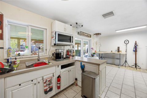 House in Cape Coral, Florida 4 bedrooms, 130.43 sq.m. № 2008500 - photo 25