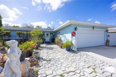 House in Cape Coral, Florida 4 bedrooms, 130.43 sq.m. № 2008500 - photo 3