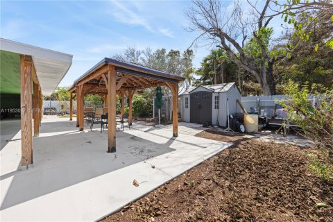 House in Cape Coral, Florida 4 bedrooms, 130.43 sq.m. № 2008500 - photo 30