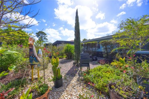 House in Cape Coral, Florida 4 bedrooms, 130.43 sq.m. № 2008500 - photo 2