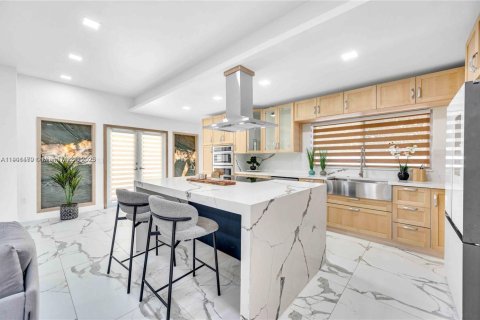 House in Miami Beach, Florida 4 bedrooms, 187.76 sq.m. № 1951725 - photo 2