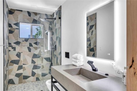 House in Miami Beach, Florida 4 bedrooms, 187.76 sq.m. № 1951725 - photo 10