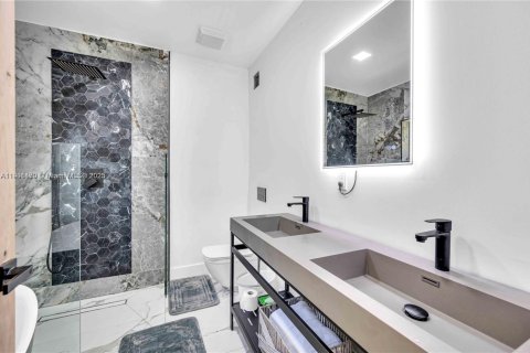 House in Miami Beach, Florida 4 bedrooms, 187.76 sq.m. № 1951725 - photo 6