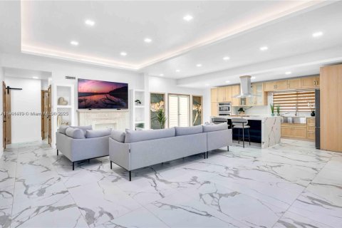 House in Miami Beach, Florida 4 bedrooms, 187.76 sq.m. № 1951725 - photo 3