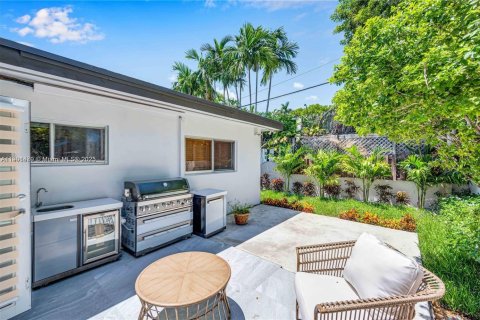 House in Miami Beach, Florida 4 bedrooms, 187.76 sq.m. № 1951725 - photo 11