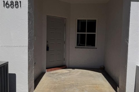 Снять в аренду таунхаус в Пемброк-Пайнс, Флорида 3 спальни, 156.17м2, № 2034219 - фото 2