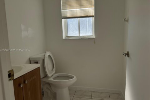 Снять в аренду таунхаус в Пемброк-Пайнс, Флорида 3 спальни, 156.17м2, № 2034219 - фото 4