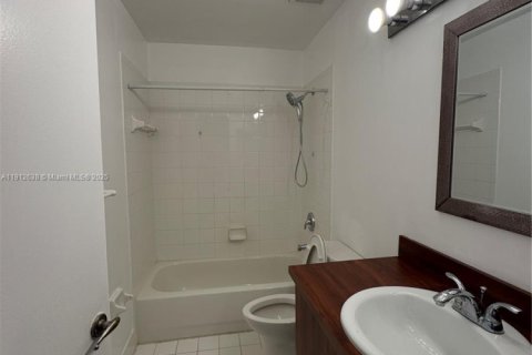 Снять в аренду таунхаус в Пемброк-Пайнс, Флорида 3 спальни, 156.17м2, № 2034219 - фото 9