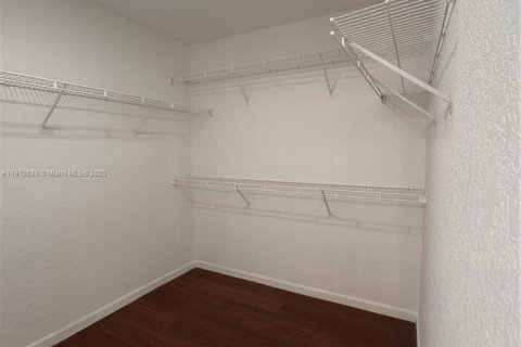 Снять в аренду таунхаус в Пемброк-Пайнс, Флорида 3 спальни, 156.17м2, № 2034219 - фото 16