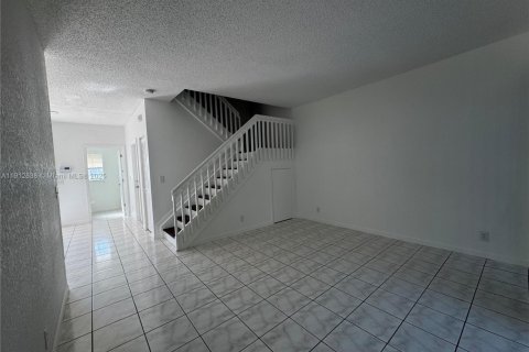 Снять в аренду таунхаус в Пемброк-Пайнс, Флорида 3 спальни, 156.17м2, № 2034219 - фото 7