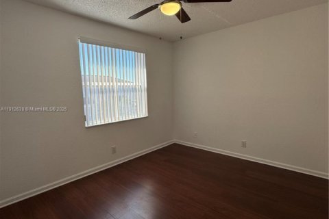 Снять в аренду таунхаус в Пемброк-Пайнс, Флорида 3 спальни, 156.17м2, № 2034219 - фото 13