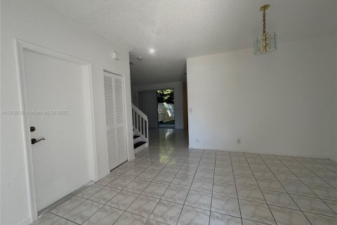 Снять в аренду таунхаус в Пемброк-Пайнс, Флорида 3 спальни, 156.17м2, № 2034219 - фото 8