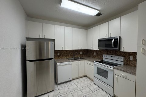 Снять в аренду таунхаус в Пемброк-Пайнс, Флорида 3 спальни, 156.17м2, № 2034219 - фото 6