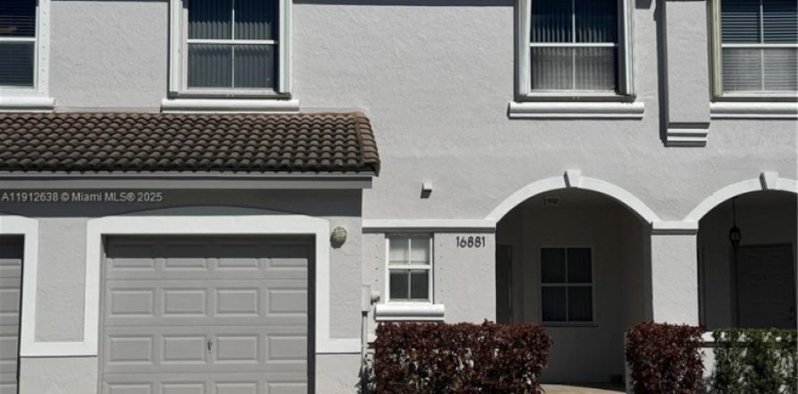 Таунхаус в Пемброк-Пайнс, Флорида 3 спальни, 156.17м2 № 2034219