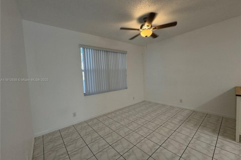 Снять в аренду таунхаус в Пемброк-Пайнс, Флорида 3 спальни, 156.17м2, № 2034219 - фото 5