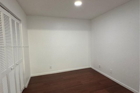 Снять в аренду таунхаус в Пемброк-Пайнс, Флорида 3 спальни, 156.17м2, № 2034219 - фото 12