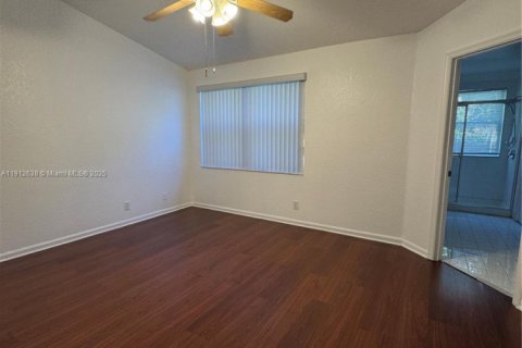 Снять в аренду таунхаус в Пемброк-Пайнс, Флорида 3 спальни, 156.17м2, № 2034219 - фото 17