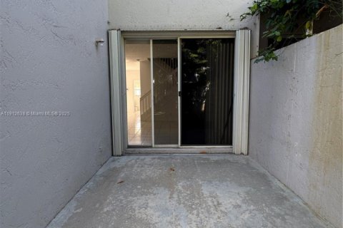 Снять в аренду таунхаус в Пемброк-Пайнс, Флорида 3 спальни, 156.17м2, № 2034219 - фото 18