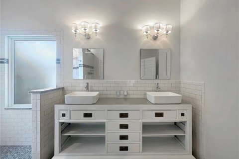 House in Tampa, Florida 4 bedrooms, 284.84 sq.m. № 1336808 - photo 18