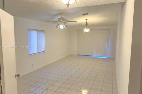 Купить виллу или дом в Мирамар, Флорида 3 спальни, 108.7м2, № 1968523 - фото 3