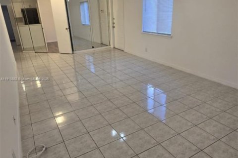 Купить виллу или дом в Мирамар, Флорида 3 спальни, 108.7м2, № 1968523 - фото 2