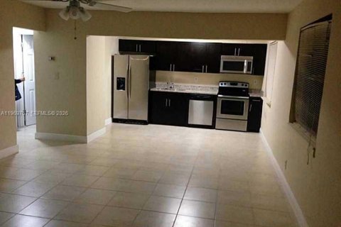 Casa en alquiler en Hollywood, Florida, 2 dormitorios, 156.26 m2 № 2030570 - foto 4