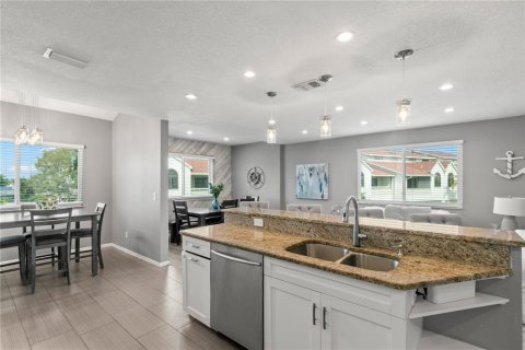 Townhouse in Dunedin, Florida 3 bedrooms, 194.72 sq.m. № 2199387 - photo 9