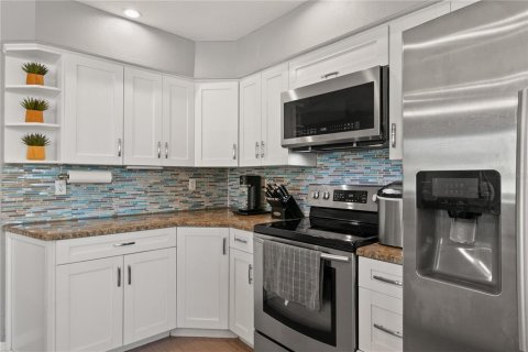 Townhouse in Dunedin, Florida 3 bedrooms, 194.72 sq.m. № 2199387 - photo 10