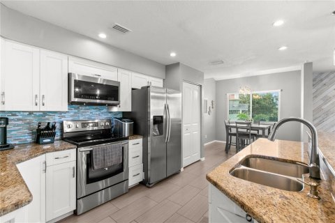 Townhouse in Dunedin, Florida 3 bedrooms, 194.72 sq.m. № 2199387 - photo 8