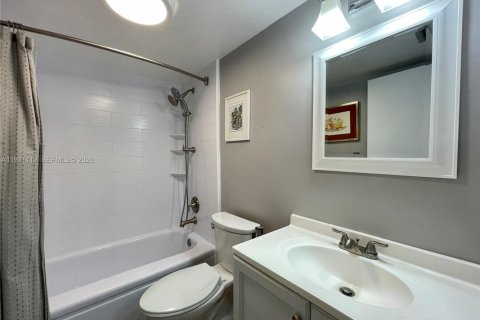 Condo in Margate, Florida, 2 bedrooms  № 2032721 - photo 11