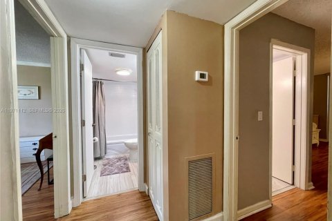 Condo in Margate, Florida, 2 bedrooms  № 2032721 - photo 9