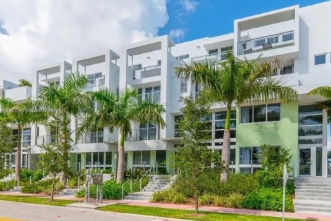 Townhouse in Miami Beach, Florida 4 bedrooms, 232.63 sq.m. № 1931985 - photo 1