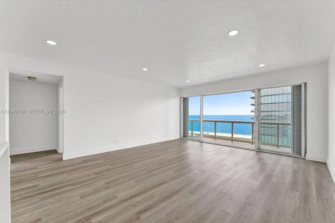 Condo in Miami, Florida, 1 bedroom  № 2088110 - photo 26