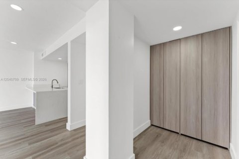 Condo in Miami, Florida, 1 bedroom  № 2088110 - photo 7