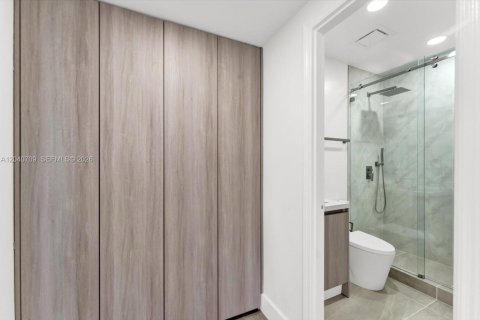 Condo in Miami, Florida, 1 bedroom  № 2088110 - photo 5