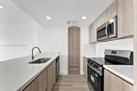 Condo in Miami, Florida, 1 bedroom  № 2088110 - photo 23